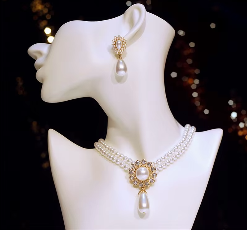 Elegant pearl necklace set