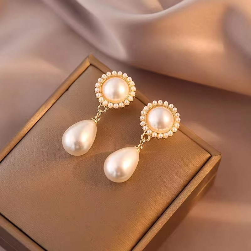 Elegant pearl necklace set