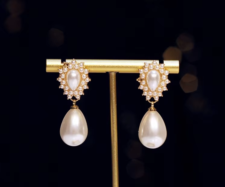 Elegant pearl necklace set