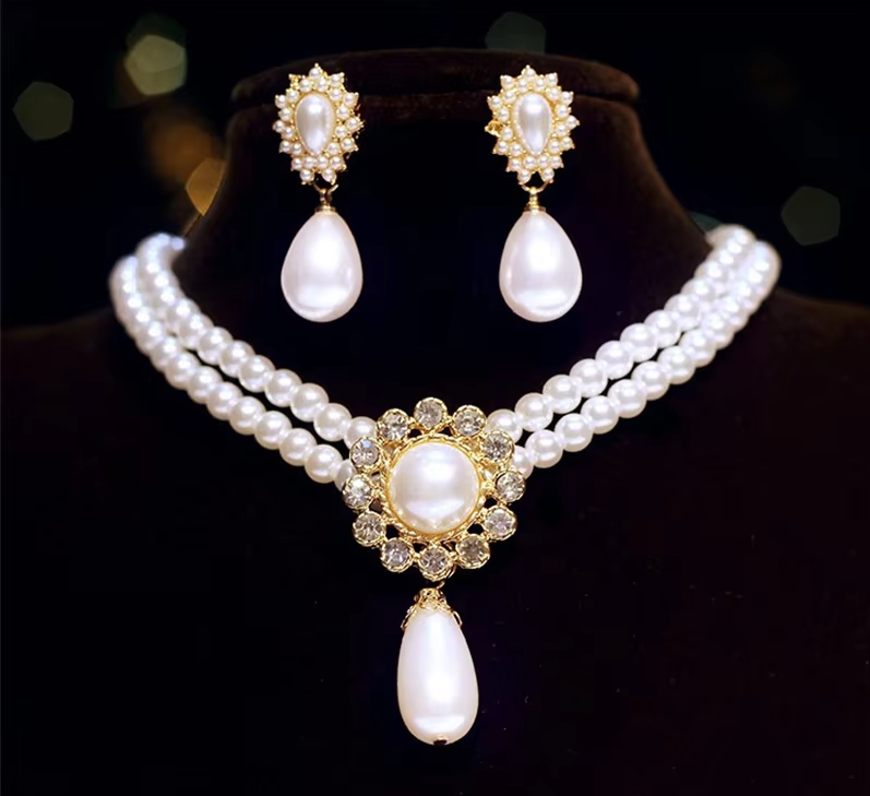 Elegant pearl necklace set