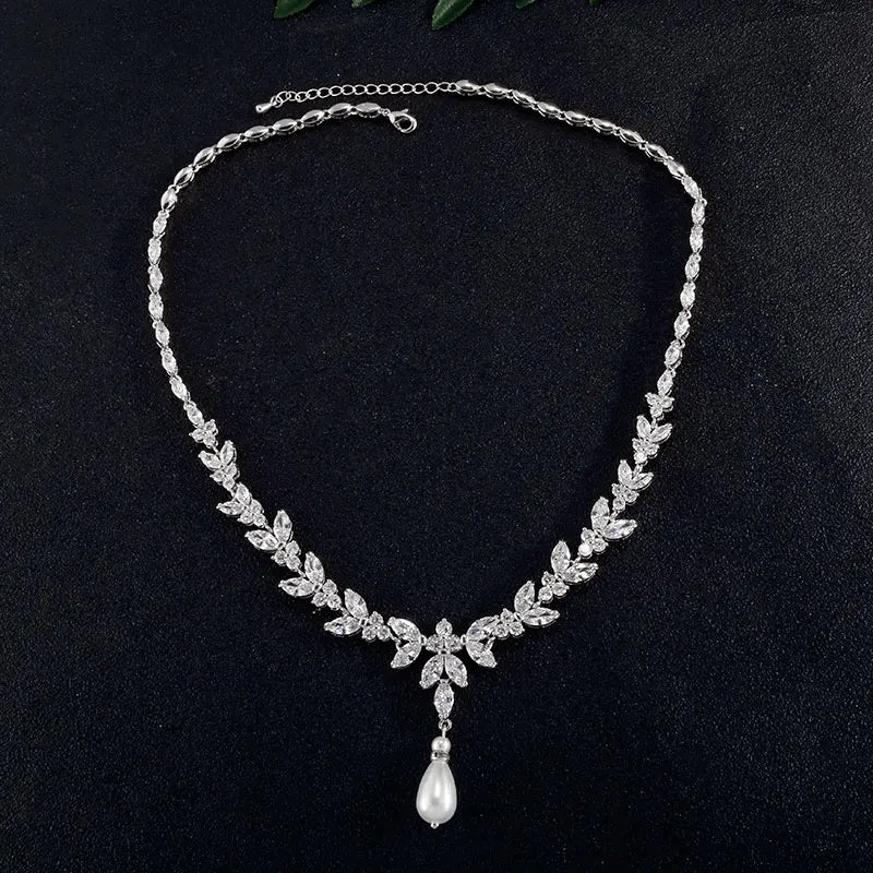 Zakol Luxury Leaf Pearl Necklace