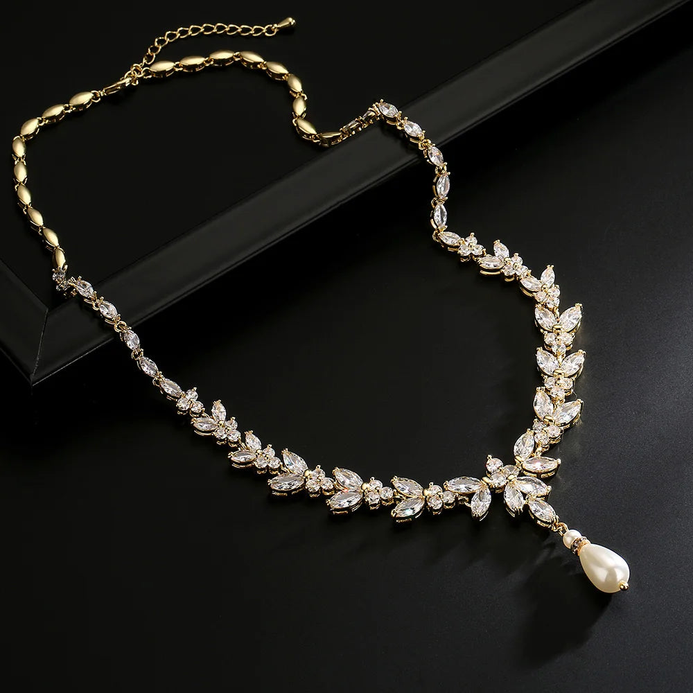 Zakol Luxury Leaf Pearl Necklace