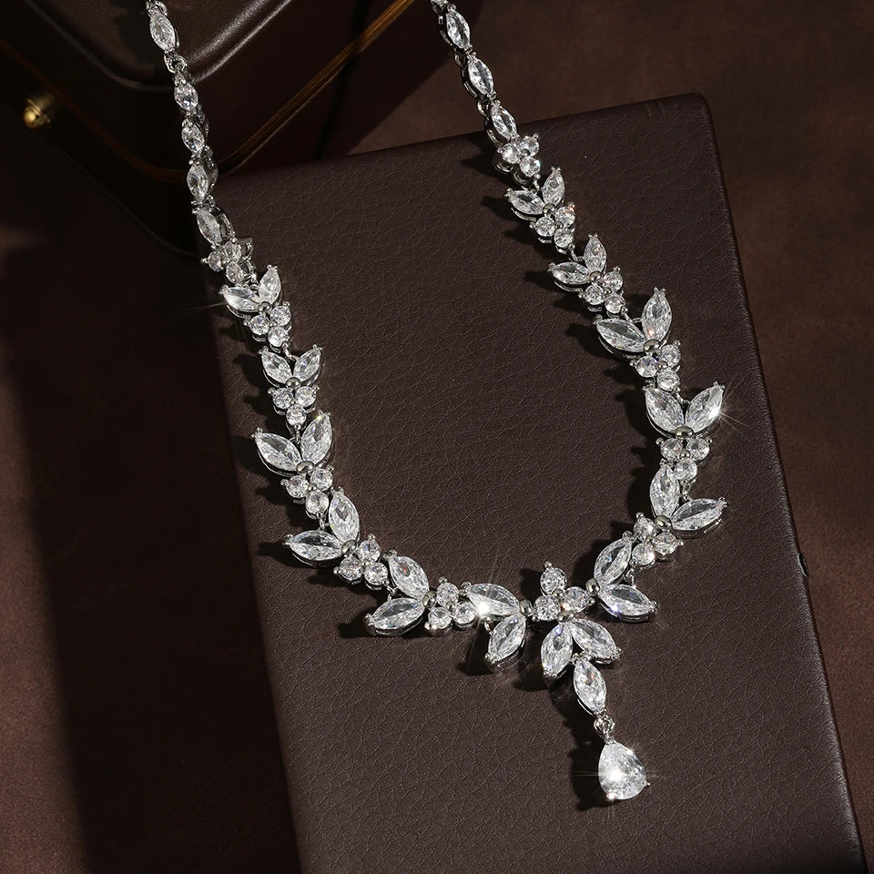 Zakol Luxury Leaf Pearl Necklace