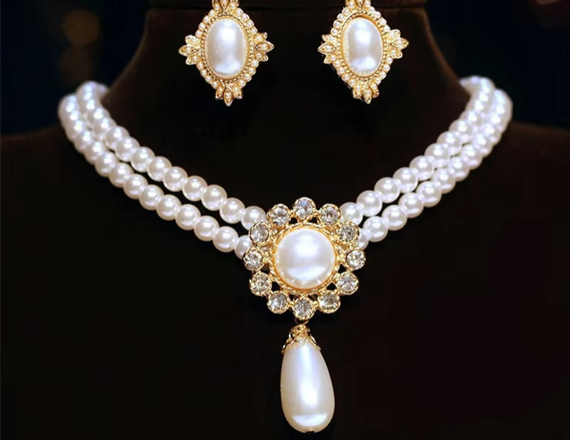 Elegant pearl necklace set
