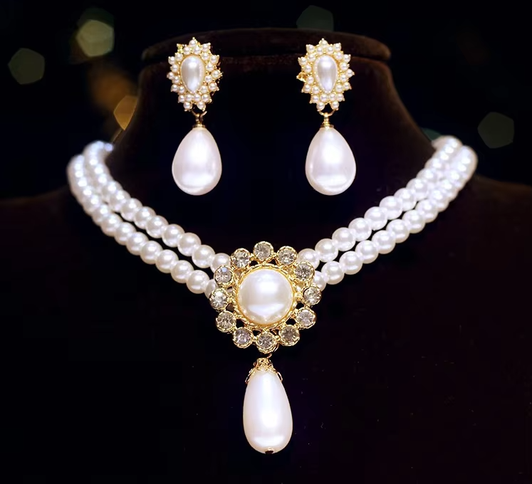 Elegant pearl necklace set