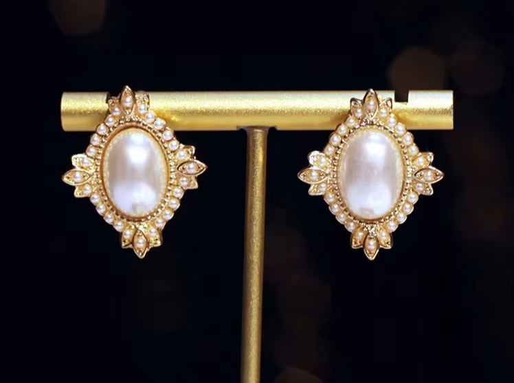 Elegant pearl necklace set