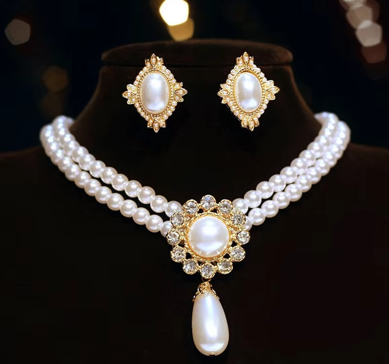 Elegant pearl necklace set